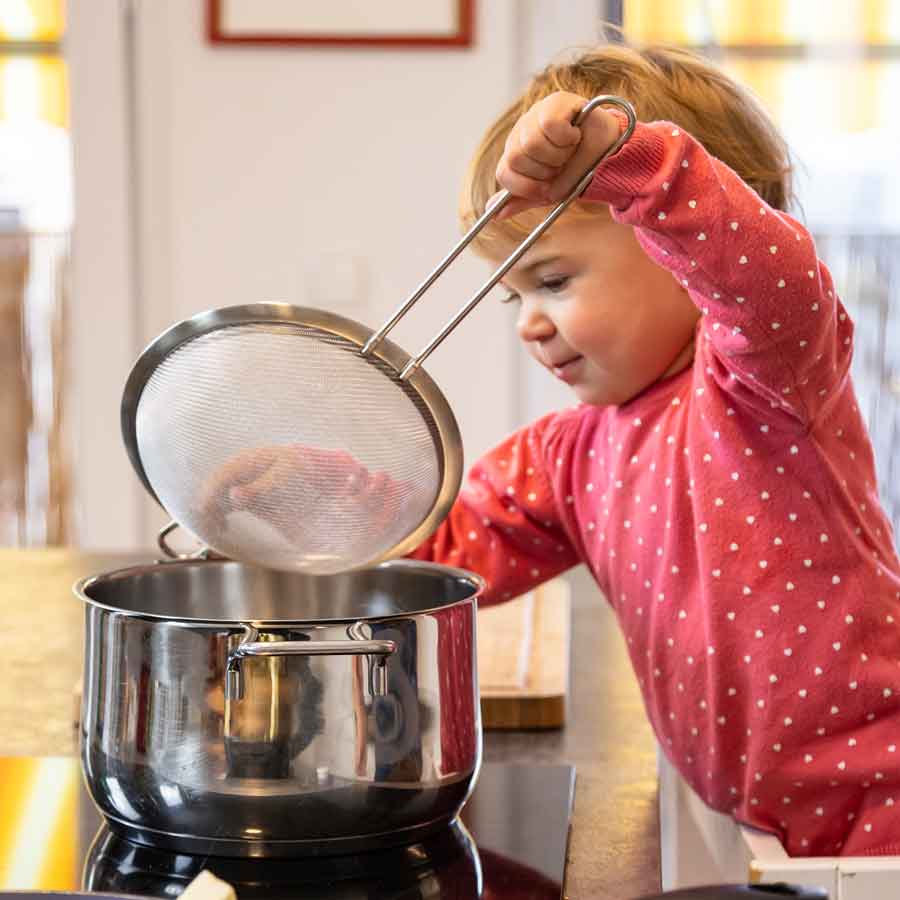 Gesundes Essen für Kinder - hole dir ein Proberezept aus diesem bunten Kochbuch - Free Download - Meisterfotografin Barbara Lachner - Barbara Lachner Blog-Ein Kochbuch voller Lieblingsrezepte für Kinder, die gesundes Essen lieben werden! Gesunde Ernährung ist im Familienalltag ein wahres Abenteuer! Das kenne ich auch nur zu gut :) Deswegen ist dieses Kochbuch entstanden. Hole dir ein Proberezept aus "Kochen für kleine Superheldenkids" und probiert es aus.
