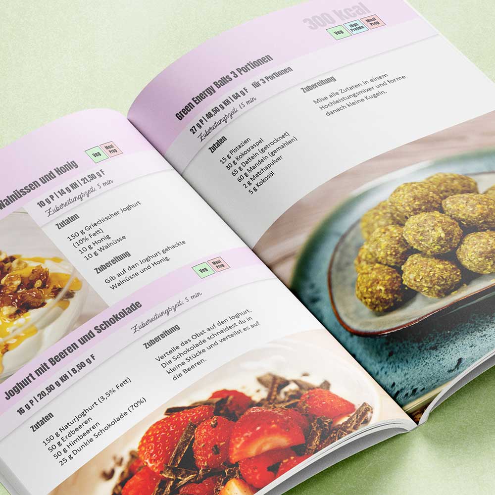 Abnehmen ohne Verzicht: Was eine Diätologin zu meinem smarten Kochbuch sagt - Rezept für dich zum Ausprobieren - Barbara Lachner - Autorin und Fotografin - Barbara Lachner Blog-Willst du abnehmen, ohne dich in komplizierten Diätplänen zu verlieren? Suchst du nach einem flexiblen System, dass sich deinem Alltag anpasst und dir trotzdem Kontrolle und Struktur gibt?
Willkommen bei deinem neuen Küchenbegleiter!
Dieses Buch soll die Gewichtskontrolle für dich so einfach wie möglich machen. Die enthaltenen Gerichte sind in vier Kategorien unterteilt mit einer fixen Anzahl an Kalorien.
Das Prinzip dieses Buches ist, dass du dein individuelles Kalorienziel möglichst einfach nach einem Baukastenprinzip mit Kombinationen aus den enthaltenen kalorienarmen und abwechslungsreichen Gerichten erreichen kannst.
Der Vorteil dabei ist, dass du jene Gerichte essen kannst, auf die du gerade mehr Lust hast, anstatt fix vorgegebener Tagespläne und ohne komplizierte Rechenaufgaben.
Gesunde Ernährung wird so einfach wie nie. Du bestimmst, wie dein Tag aussieht – dein Ziel bleibt dabei immer im Fokus.