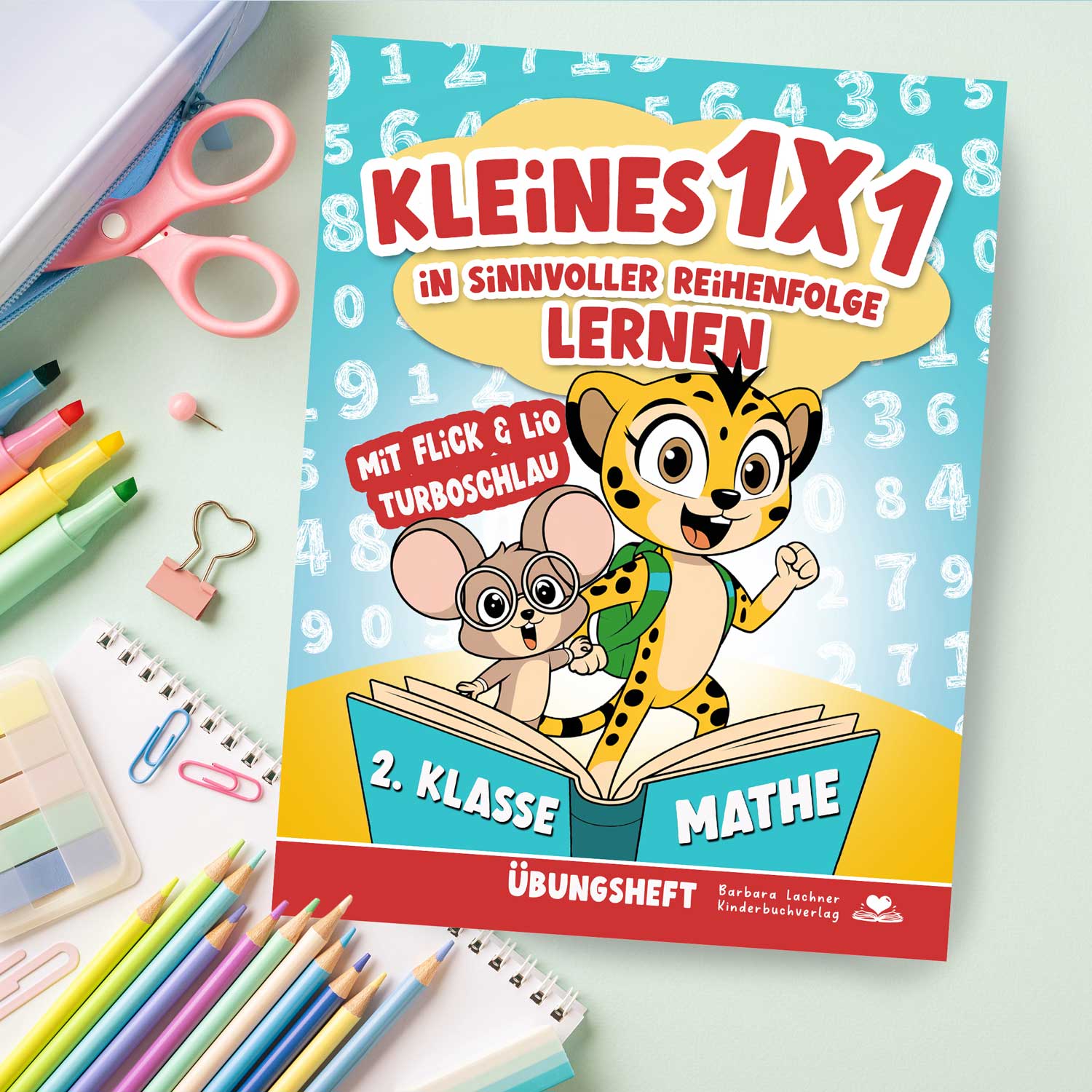 Endlich verstanden! Wie dein Kind das Einmaleins sicher lernt - hole dir das kostenloses Starterpaket - Barbara Lachner - Autorin und Fotografin - Barbara Lachner Blog-Das kleine Einmaleins – es klingt harmlos, ist aber für viele Kinder ein echter Knackpunkt im Matheunterricht.
Was in der Schule als „Grundlagenwissen“ vermittelt wird, entscheidet darüber, wie sicher dein Kind in den nächsten Jahren mit Mathe umgeht. Denn das Einmaleins ist weit mehr als eine Pflichtübung.
Wer die Malreihen nicht sicher beherrscht, tut sich später schwer – bei Division, Sachaufgaben, Brüchen oder schriftlichem Rechnen. Und das schlägt nicht selten auf die Motivation und das Selbstvertrauen.
Mit Flick & Lio das Einmaleins entdecken – Schritt für Schritt: Zusammen begleiten sie dein Kind durch alle Malreihen von 1 bis 10 – erst die leichten, dann die kniffligeren. Spielerisch, kindgerecht und mit einer klaren Struktur, die Sicherheit schafft.
