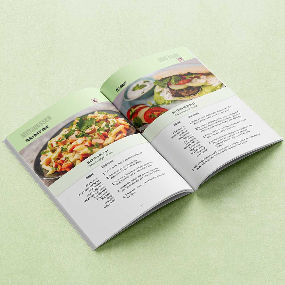 Abnehmen ohne Verzicht: Was eine Diätologin zu meinem smarten Kochbuch sagt - Rezept für dich zum Ausprobieren - Barbara Lachner - Autorin und Fotografin - Barbara Lachner Blog-Willst du abnehmen, ohne dich in komplizierten Diätplänen zu verlieren? Suchst du nach einem flexiblen System, dass sich deinem Alltag anpasst und dir trotzdem Kontrolle und Struktur gibt?
Willkommen bei deinem neuen Küchenbegleiter!
Dieses Buch soll die Gewichtskontrolle für dich so einfach wie möglich machen. Die enthaltenen Gerichte sind in vier Kategorien unterteilt mit einer fixen Anzahl an Kalorien.
Das Prinzip dieses Buches ist, dass du dein individuelles Kalorienziel möglichst einfach nach einem Baukastenprinzip mit Kombinationen aus den enthaltenen kalorienarmen und abwechslungsreichen Gerichten erreichen kannst.
Der Vorteil dabei ist, dass du jene Gerichte essen kannst, auf die du gerade mehr Lust hast, anstatt fix vorgegebener Tagespläne und ohne komplizierte Rechenaufgaben.
Gesunde Ernährung wird so einfach wie nie. Du bestimmst, wie dein Tag aussieht – dein Ziel bleibt dabei immer im Fokus.