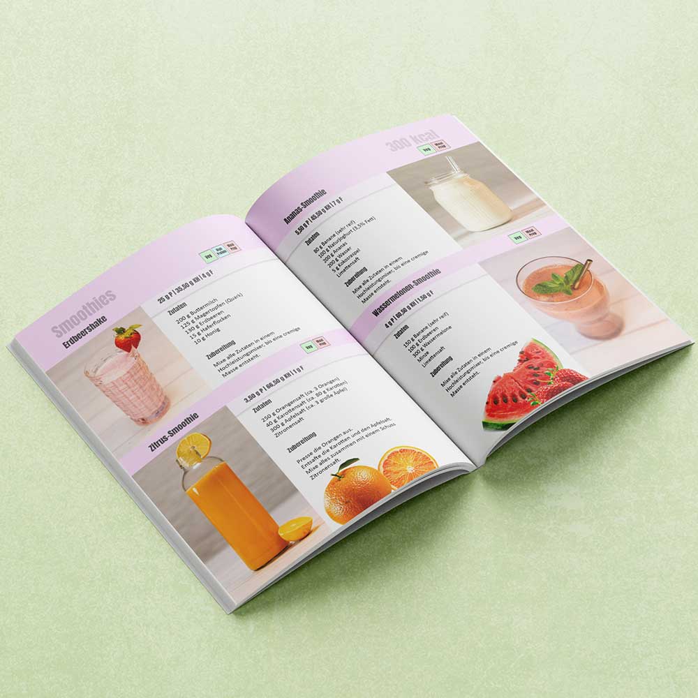 Abnehmen ohne Verzicht: Was eine Diätologin zu meinem smarten Kochbuch sagt - Rezept für dich zum Ausprobieren - Barbara Lachner - Autorin und Fotografin - Barbara Lachner Blog-Willst du abnehmen, ohne dich in komplizierten Diätplänen zu verlieren? Suchst du nach einem flexiblen System, dass sich deinem Alltag anpasst und dir trotzdem Kontrolle und Struktur gibt?
Willkommen bei deinem neuen Küchenbegleiter!
Dieses Buch soll die Gewichtskontrolle für dich so einfach wie möglich machen. Die enthaltenen Gerichte sind in vier Kategorien unterteilt mit einer fixen Anzahl an Kalorien.
Das Prinzip dieses Buches ist, dass du dein individuelles Kalorienziel möglichst einfach nach einem Baukastenprinzip mit Kombinationen aus den enthaltenen kalorienarmen und abwechslungsreichen Gerichten erreichen kannst.
Der Vorteil dabei ist, dass du jene Gerichte essen kannst, auf die du gerade mehr Lust hast, anstatt fix vorgegebener Tagespläne und ohne komplizierte Rechenaufgaben.
Gesunde Ernährung wird so einfach wie nie. Du bestimmst, wie dein Tag aussieht – dein Ziel bleibt dabei immer im Fokus.